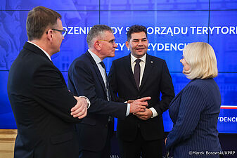 Prezydent miasta Jastrzębie-Zdrój, przewodniczący Rady Lucjusz Nadbereżny oraz inni uczestnicy w rozmowie