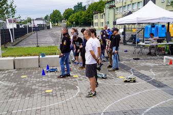 Kolejka pilotów samochodów na linii startu