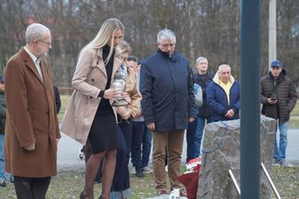 Drugi Zastępca Prezydenta Miasta Andrzej Matusiak oraz radni Agata Pałys i Tadeusz Sławik składają znicze przy pomniku poświęconym żołnierzom wyklętym