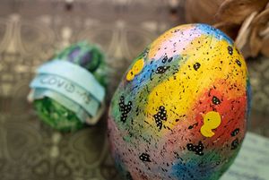 Pisanka malowana farbami w kolory tęczy.