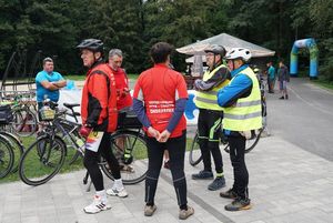 Zdjęcie przedstawia uczestników Rodzinnego Rajdu Rowerowego.