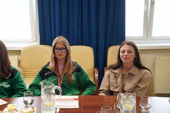 Martyna Portka, Laura Grzyb siedzą przy stole