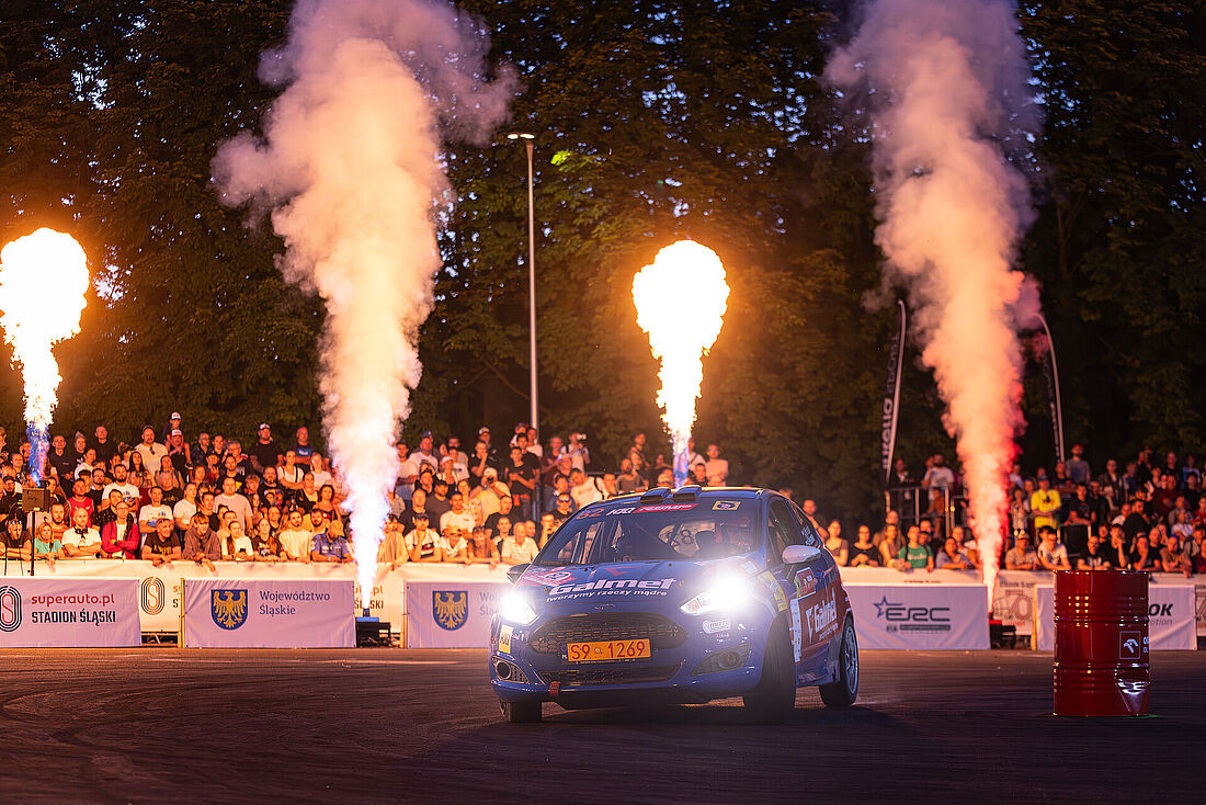 Maska niebiesko-czerwonego samochodu rajdowego załogi Adrian Michalak / Aleksandra Piekarska z numerem 82 i logo Rally Poland, startującej w RSMP