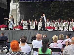 Orkiestra na scenie, przed nią publiczność