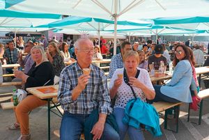 Ludzie przy strefie gastronomicznej.