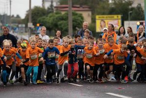 Zdjęcie przedstawia młodych zawodników na starcie zawodów.