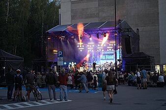 Scena i ludzie widziani z daleka