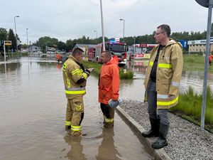 Przyglądający się obszarom zalanych Michał Urgoł Prezydent Miasta