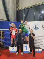 Zawodnczki stojące na stopniach podium oraz uczestnicy wydarzenia