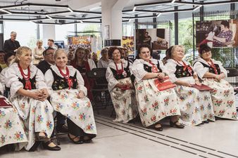 zespół Jastrzębioki siedzi wśród widowni