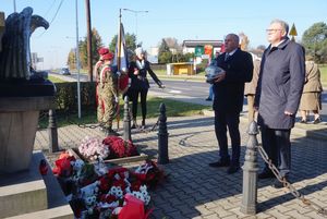 Złożenie kwiatów przed pomnikiem w Bziu