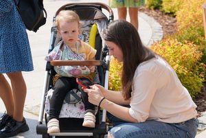 Mama z dzieckiem podczas uroczystości