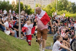 Prawdopodobnie dziadek z wnukiem - na plecach mają flagi.