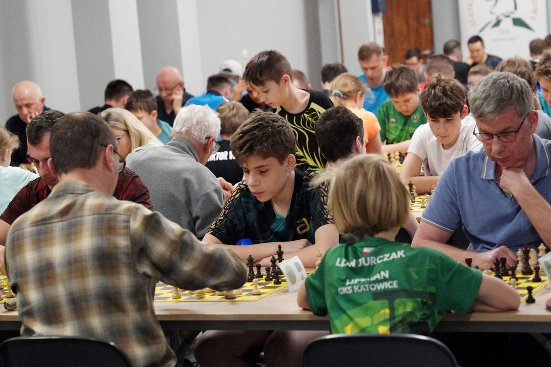 Szachiści podczas rywalizacji w Finale Mistrzostw Śląska w szacho-tenisie stołowym