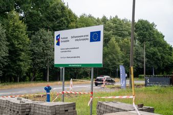 tablica informująca o finansowaniu zadania na ulicy Północnej