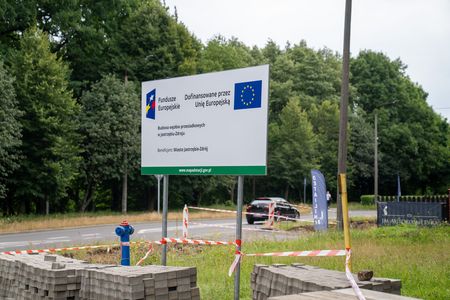 tablica informująca o finansowaniu zadania na ulicy Północnej