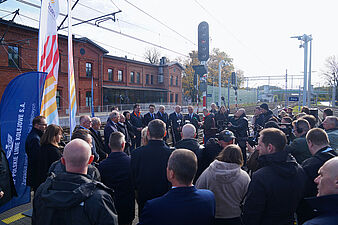 Tłum uczestników na peronie