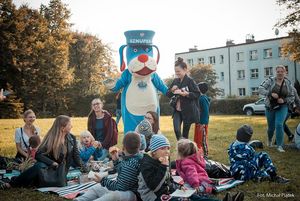 Sznupek - maskotka policji zabawia dzieci.