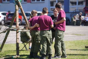 Młodzi harcerze rozmawiający w kółku