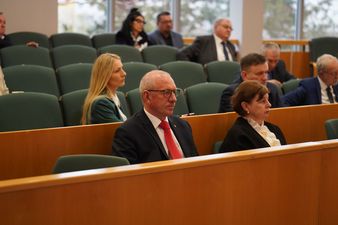 radni na sali sesyjnej widoczny antoni weissman i agata pałys