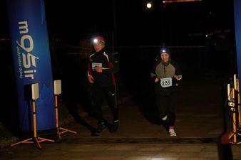 Mężczyzna i kobieta wbiegają na metę