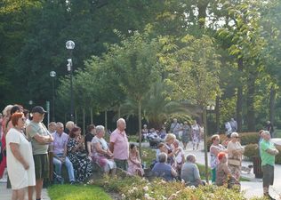 Publiczność stojąca na terenie Parku Zdrojowego