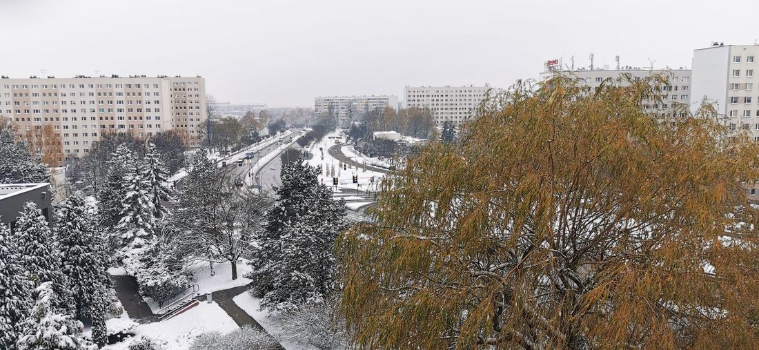 Zdjęcie przedstawia miasto.
