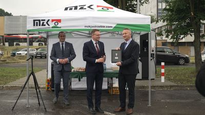 dyrektor mzk rafał stelmaczonek, prezydent miasta michał urgoł i prezes MKA Stanisław Słowiński odbierajacy symboliczny klucz