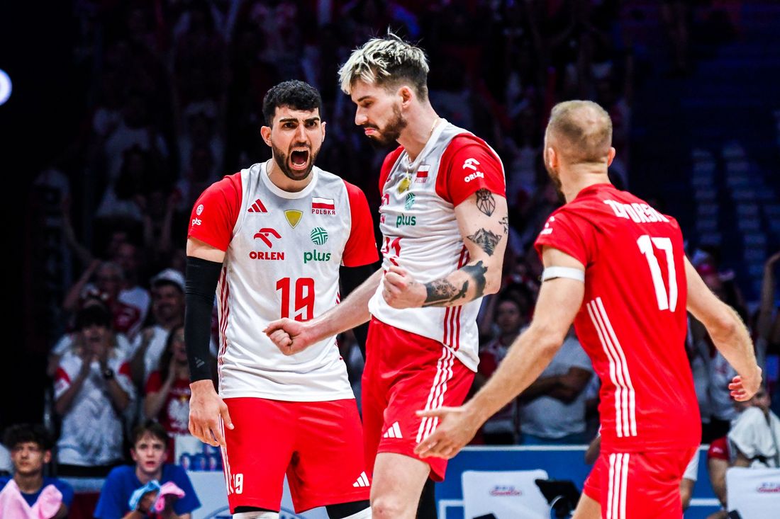 Ciesząca się po zdobyciu punktu drużyna biało czerwonych. Na pierwszym planie Tomasz Fornal, Marcin Janus