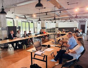 widok na uczestników warsztatów w Łaźni Moszczenica