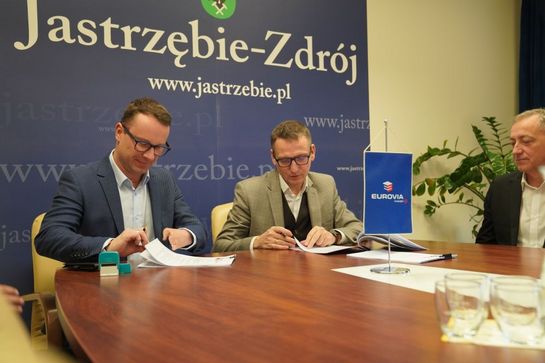 Zdjęcie przedstawia podpisanie umowy.