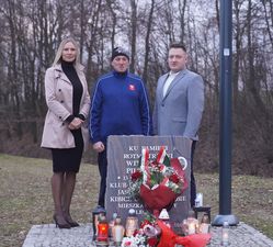 Radna Agata Pałys wraz z organizatorami uroczystości zgromadzona wokół pomnika poświęconego rotmistrzowi Pileckiemu