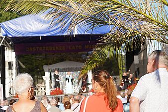 widzowi obserwują koncert na scenie