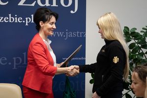 Anna Hetman wręcza okolicznościowy list z gratulacjami.