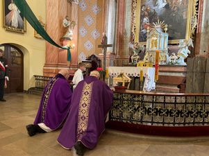 Duchowni podczas nabożeństwa