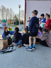 Dzieci biorący udział w konkursie, czekający na rostrzygnięcie.