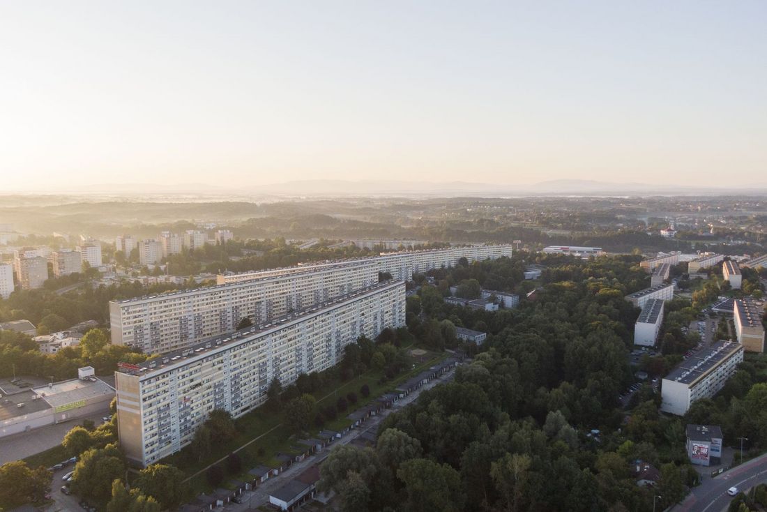 widok z lotu ptaka na miasto