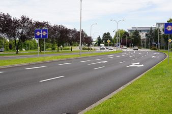 Aleja Piłsudskiego przed Urzędem Miasta