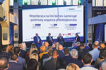 paneliści na scenie podczas zeszłorocznej edycji Konferencji Gospodarczej 
