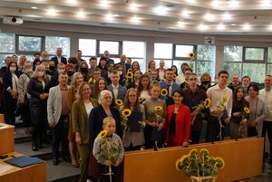 Zdjęcie grupowe stypendystów z prezydent miasta