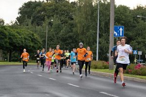 Zdjęcie przedstawia biegnące dzieci. 