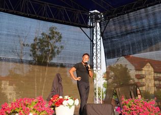Artysta przemawiajacy do publiczności ze sceny