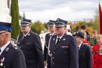 Przedstawiciele służb mundurowych idący w procesji