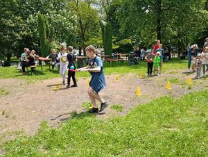 Dzieci bawiące się na Dniu Dziecka.