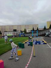 Rolkarze pokonujacy tor przeszkód