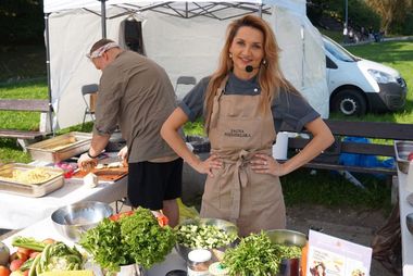 Jagna Niedzielska gotuje podczas pikniku