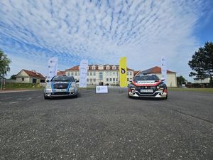 samochody wyścigowe z przodu