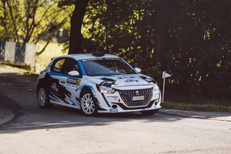 Pojazd rajdowy wjeżdżający w zakręt