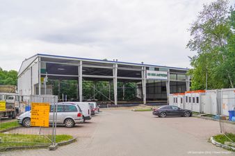 widok z zewnątrz na budynek lodowiska
