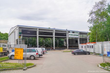 widok z zewnątrz na budynek lodowiska